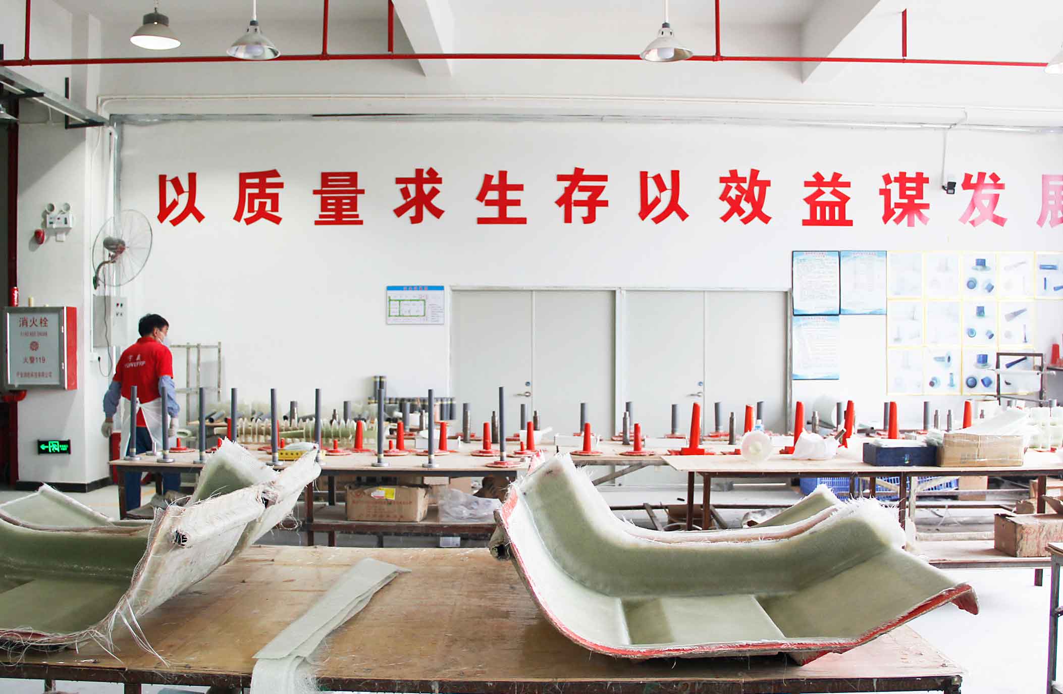 Hinter der FRP-Fabrik in Chinor: Handlaminat-Workflow und kundenspezifische Produktionskapazität