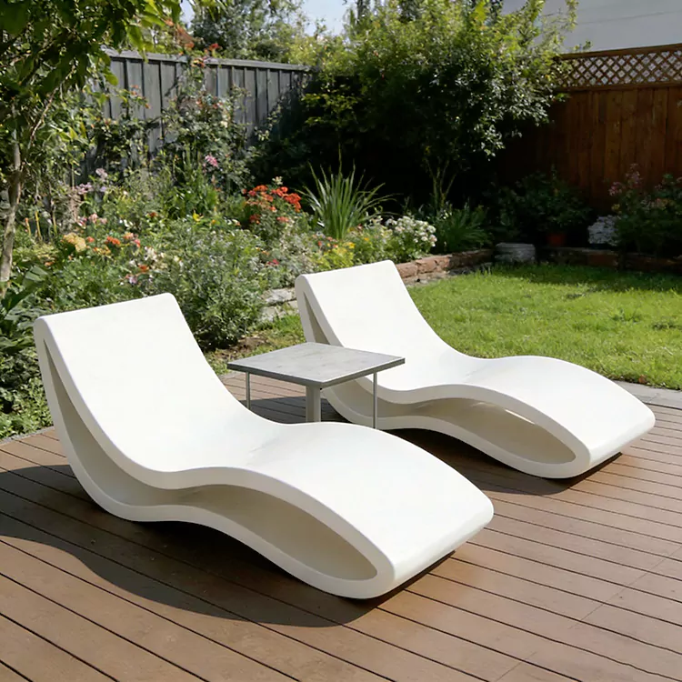 Wasserdichte UV-beständige Outdoor-Liege aus Fiberglas am Pool